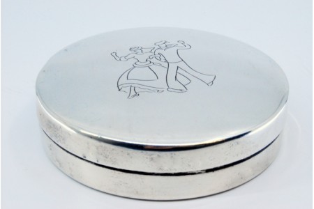 Caixa para alfinetes e agulhas em prata lisa e com gravação de casal em dança.